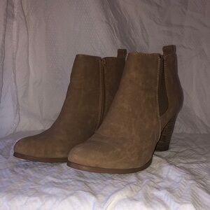 De Blossom Collection Comfort Woman’s Marlina-1 Size 9 Tan Heeled Suede Style